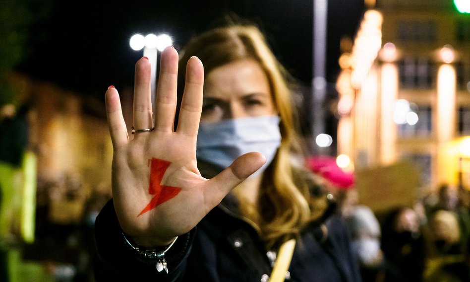 Narodowcy stworzyli listę firm wspierających Strajk Kobiet. Na liście znalazł się bank