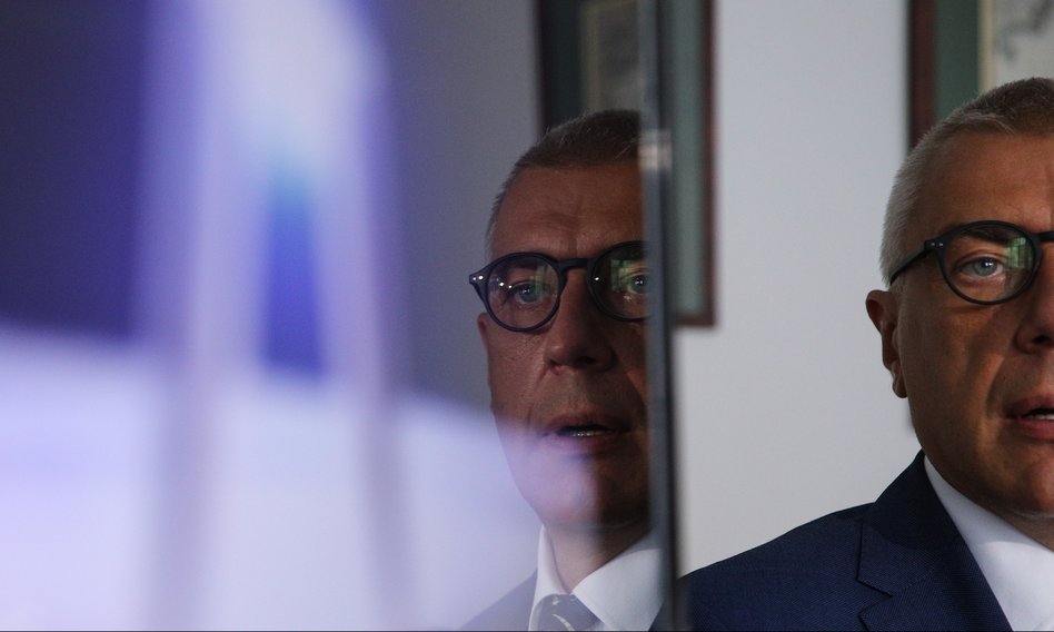 Giertych oskarża rząd o korupcję w sprawie Leszka Czarneckiego. W tle Michał Krupiński, Adam Hofman i… TVN24