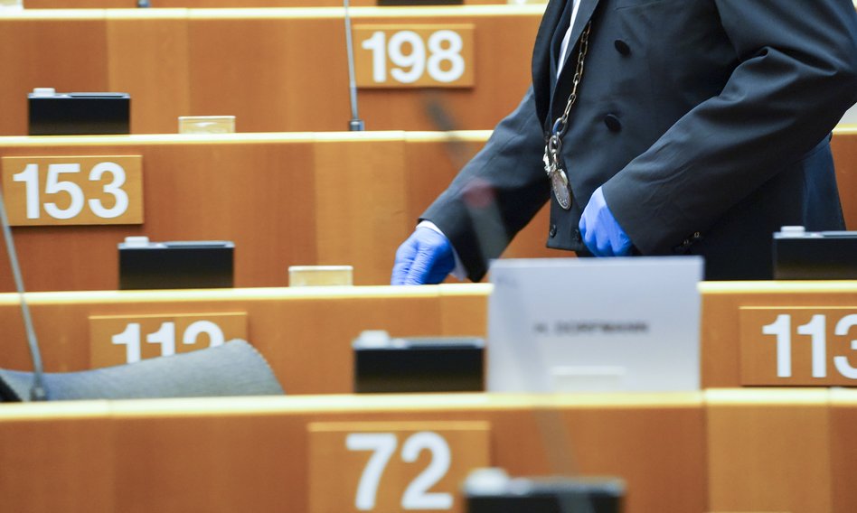 Część europosłów protestuje przeciwko zawieszeniu diet parlamentarnych