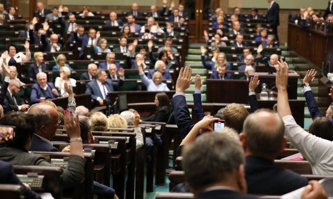 Poza Sejmem Konfederacja. Nowy sondaż