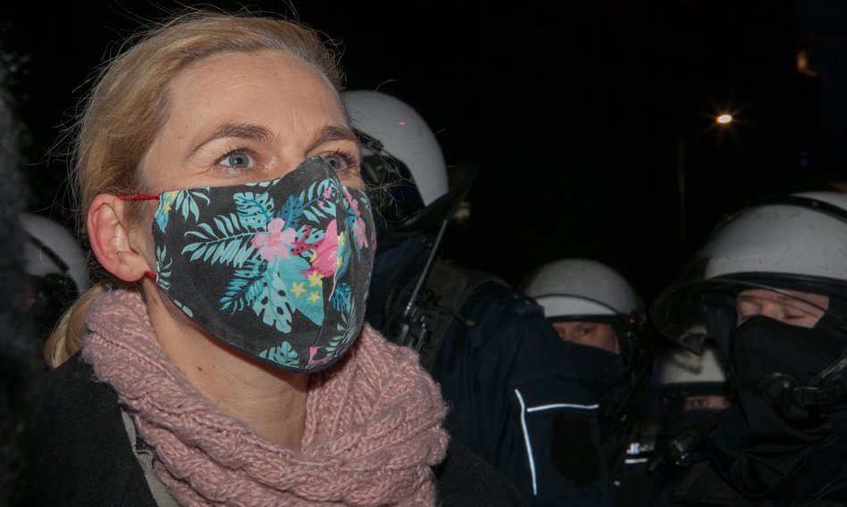 Posłanka Nowacka spryskana gazem przez policjanta. Prokuratura odmówiła wszczęcia śledztwa