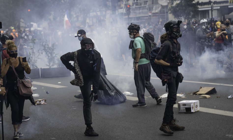 Manifestacje przeciw paszportom sanitarnym we Francji. Policja użyła gazu łzawiącego