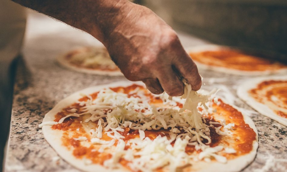 Pizza coraz droższa. Koszty jej produkcji wzrastają