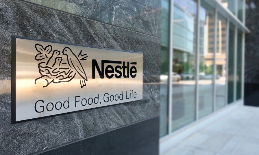 Milczeć albo usuwać. Nestle Polska instruuje pracowników, jak reagować na krytykę w sieci