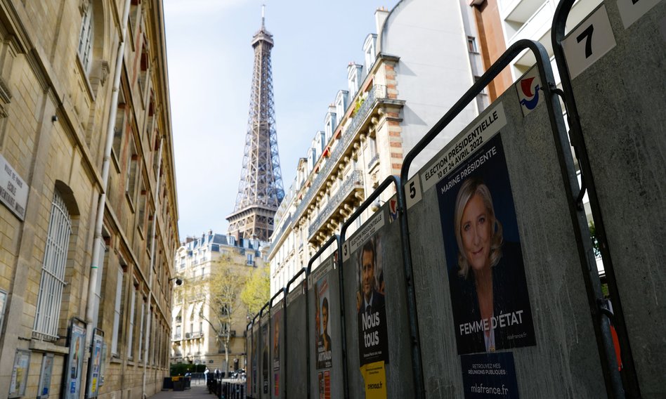 Maleje przewaga Macrona nad Le Pen przed wyborami prezydenckimi