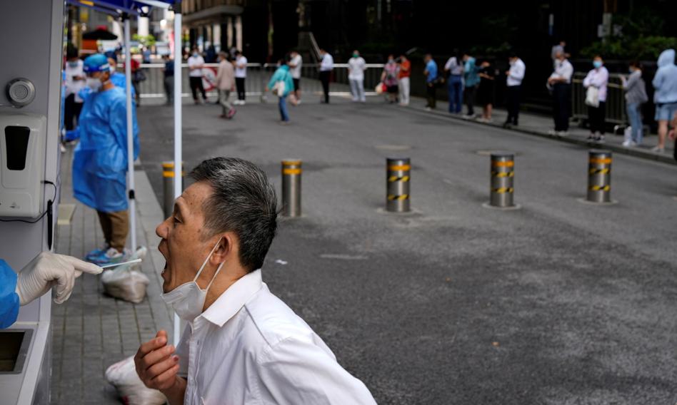 W Szanghaju masowe testy na COVID-19. Wracają lockdowny