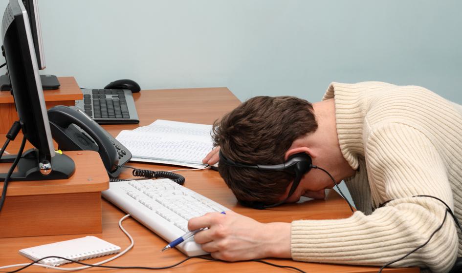 Prawie połowa Polaków przyznaje, że zdarza im się udawać, że pracują [Badanie]