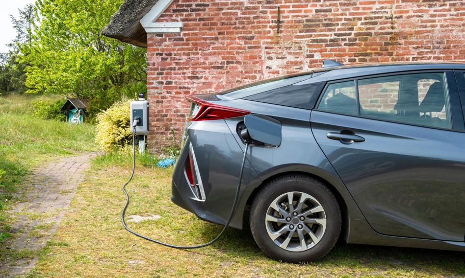 Koszty podróży "elektrykiem" a autem benzynowym. Co będzie bardziej opłacalne po podwyżkach cen prądu?