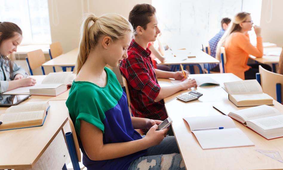 Szkoła może zakazać uczniom przynoszenia telefonów czy tabletów? Resort edukacji zabiera głos