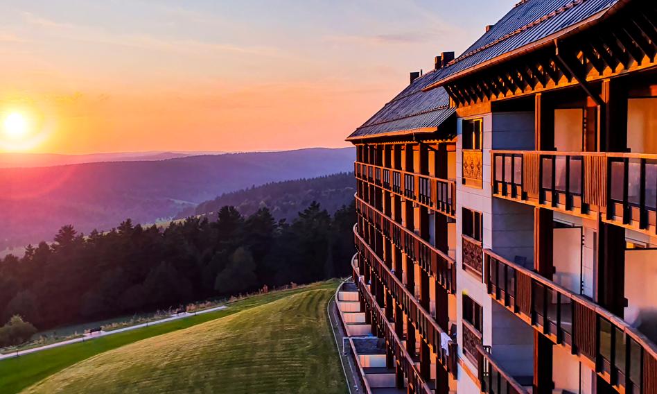 Drogie podróżowanie. "Turyści muszą się przyzwyczaić. Nie ma co liczyć na spadek cen w 2023 roku"