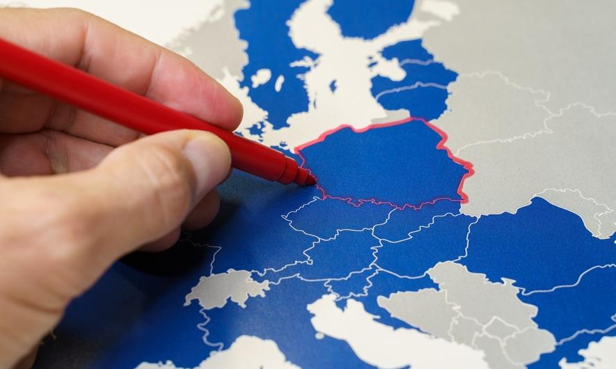 PMI „rozjechały się” z oczekiwaniami ekonomistów. Przemysł hamuje, usługi przyspieszyły