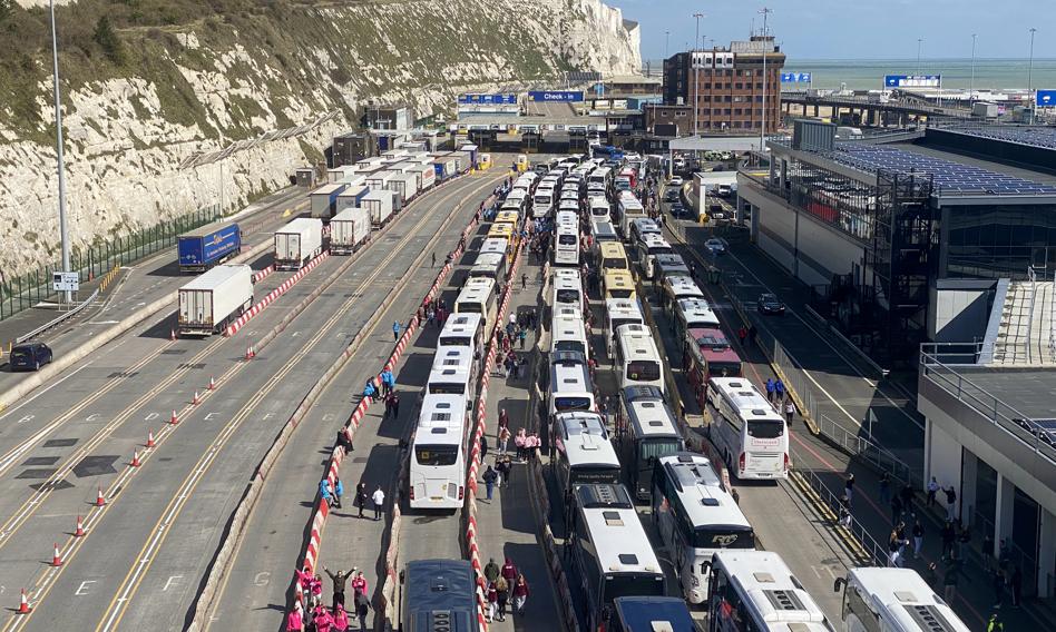 Zablokowany port w Dover. Samochody i autokary stoją w koszmarnych kolejkach