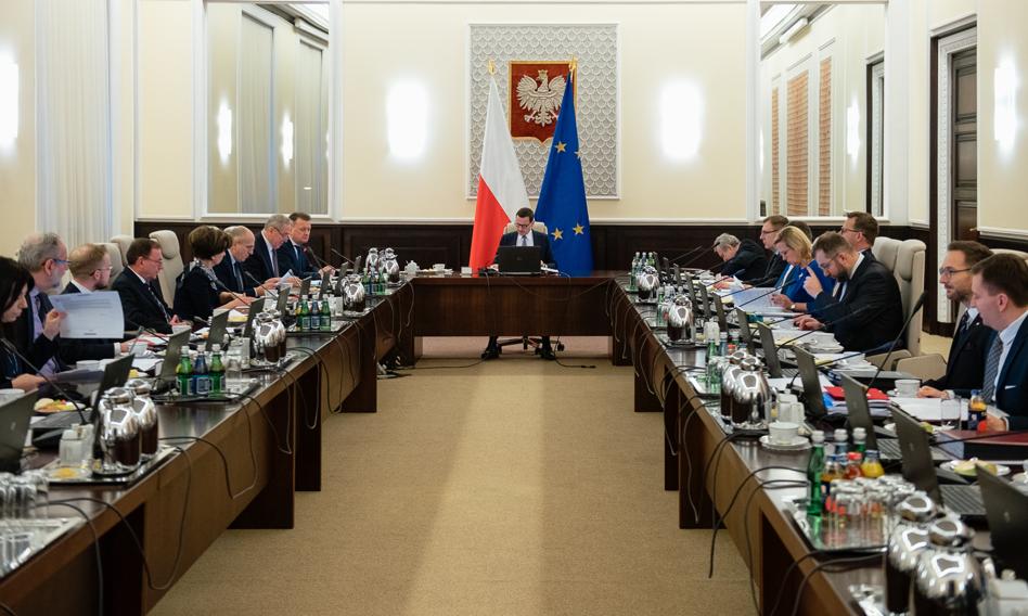 Nagrody dla nauczycieli i dla sędziów TK. PiS chce znowelizować budżet