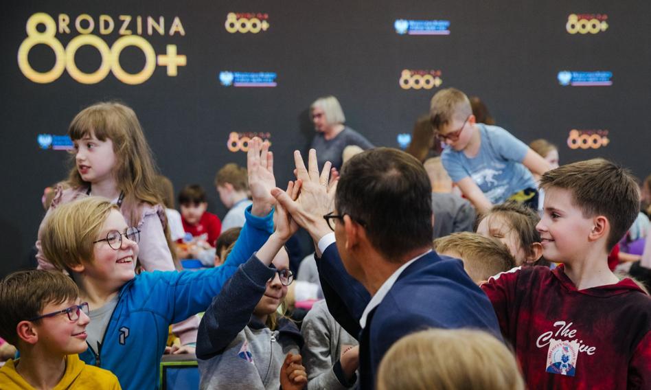 Rząd przyjął 800+. Premier: Ten program praktycznie wyeliminował ubóstwo