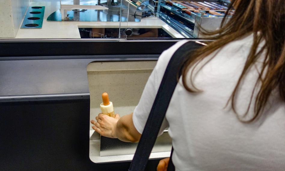 Po hot doga i kawę nie tylko do Żabki. Kolejna sieć wprowadza posiłki na ciepło