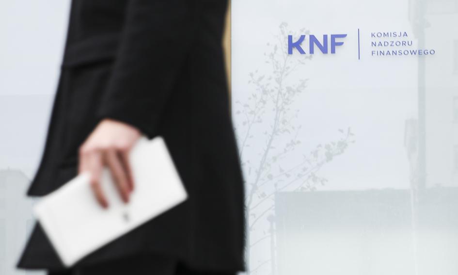 KNF chce wymóc na bankach korzystniejsze oferty ubezpieczeń dla klientów
