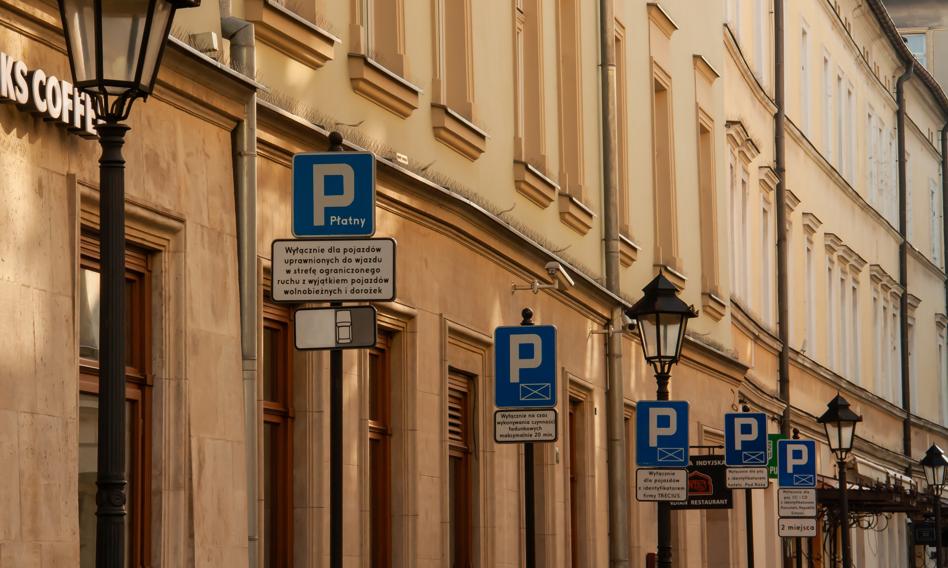 W Krakowie oszukują "na parkometrach". Policja poszukuje poszkodowanych