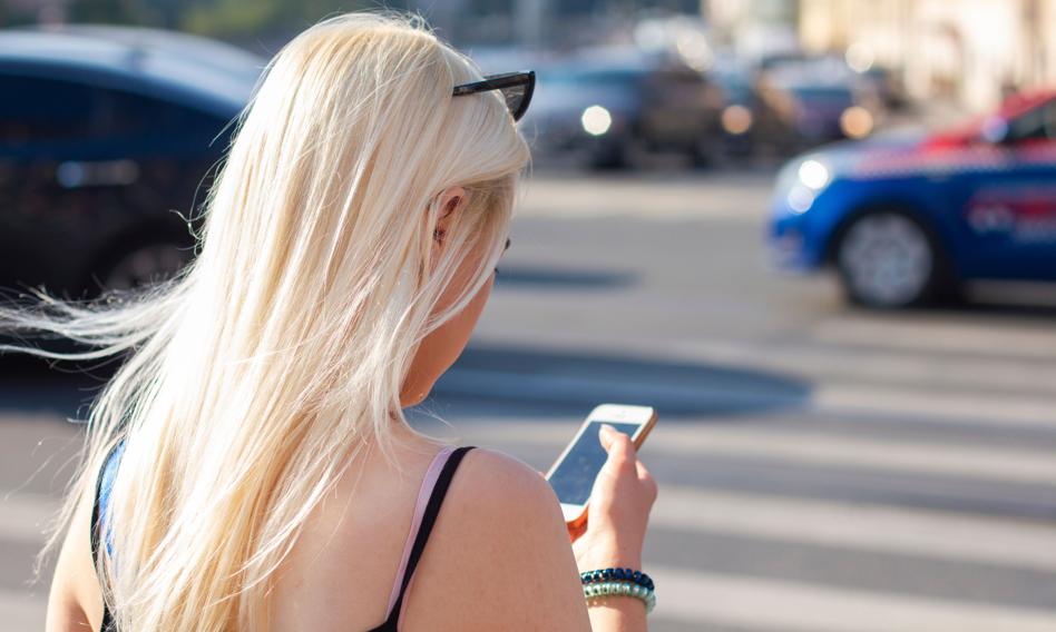 Włochy dbają o pieszych. Specjalna sygnalizacja świetlna dla rozkojarzonych z powodu telefonu