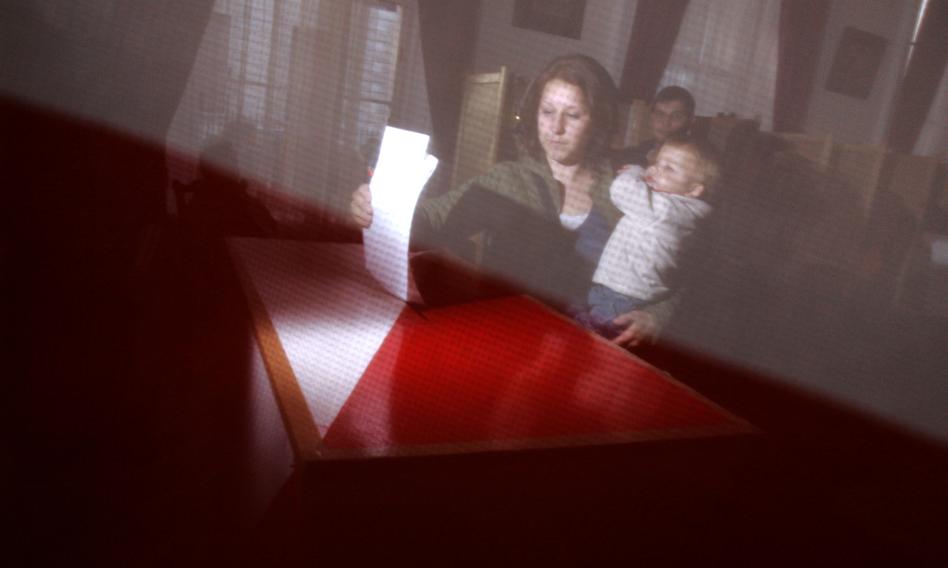 Były premier tłumaczy, co jest nie tak z pytaniami w referendum