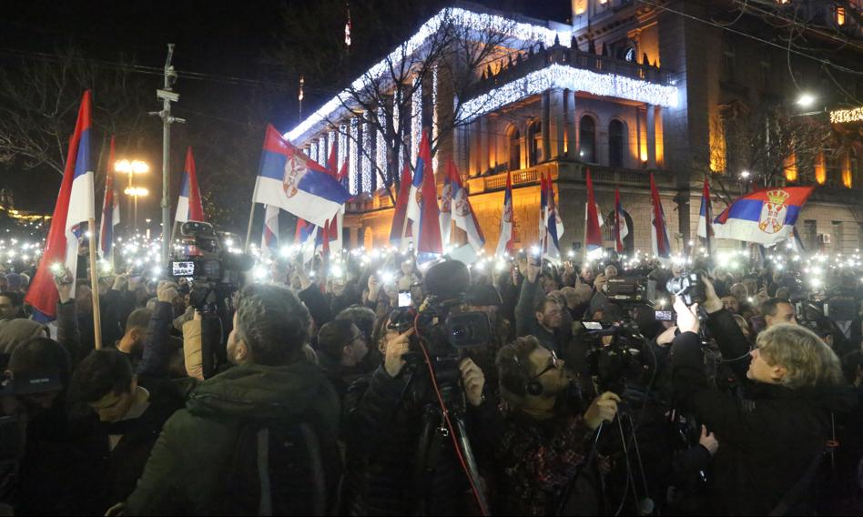 Zamieszki w Belgradzie. Demonstranci usiłowali wedrzeć się do ratusza