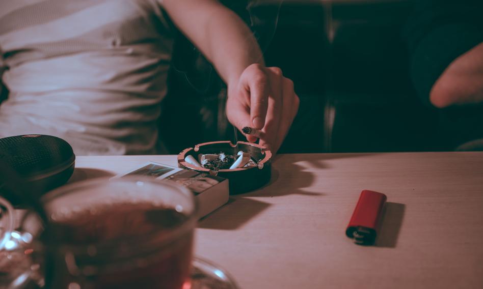 Nałogowe palenie w domu może być formą przemocy