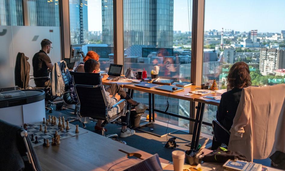 Powrót do biur? Pracownicy oczekują od miejsca pracy dobrego dojazdu i bliskości sklepów czy restauracji