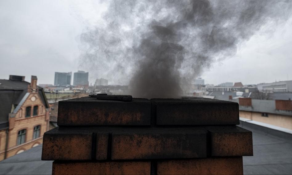 Tyle polskich gospodarstw domowych pali śmieciami