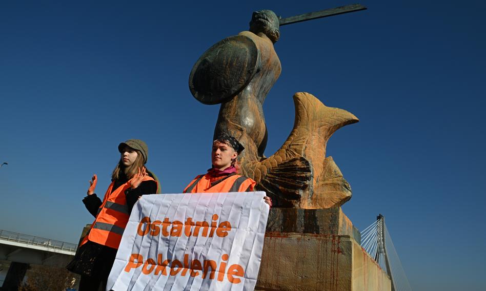 "Ekologiczne oblewanie farbą" dotarło nad Wisłę. Ucierpiał symbol stolicy