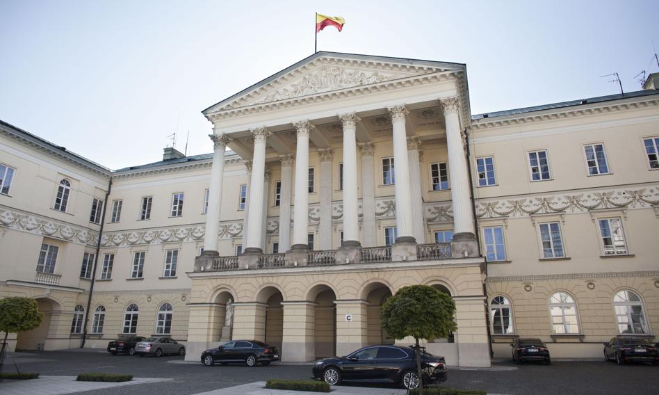 Warszawa jako pierwsze miasto w Polsce zakazuje krzyży w urzędzie