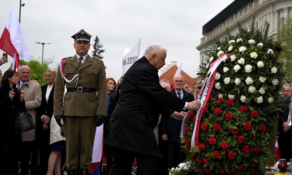 Miesięcznica katastrofy smoleńskiej. Kaczyński znów chciał zabrać wieniec