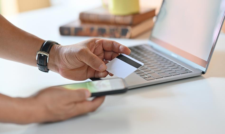 Nowy sposób autoryzacji transakcji online. Trzeba przyłożyć kartę do smartfona