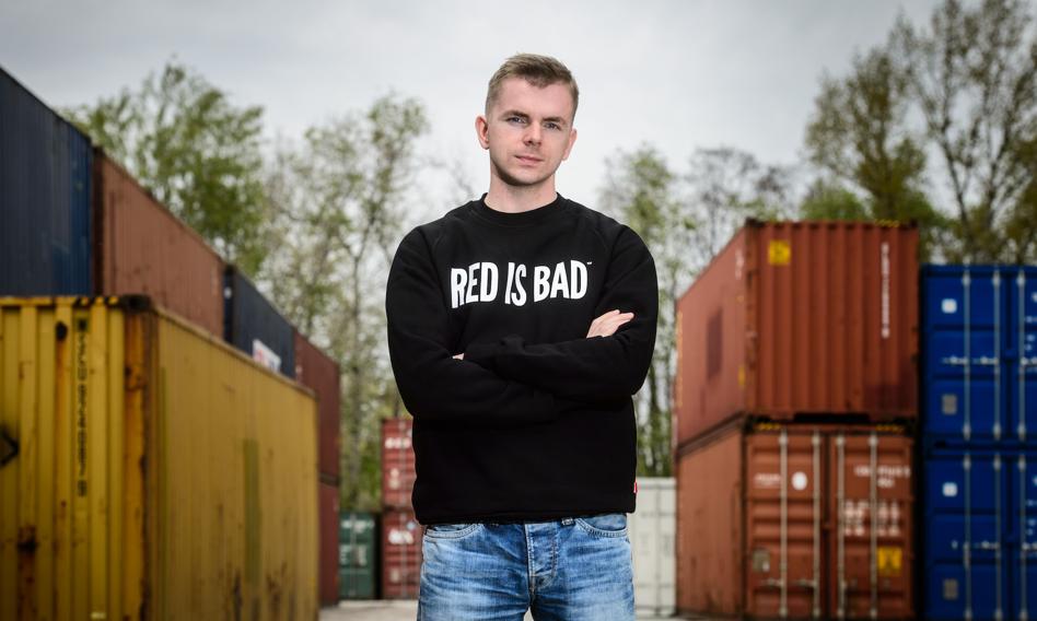 Twórca Red is Bad pod lupą. Zarabiał na odzieży patriotycznej – dostał od PiS pół miliarda złotych