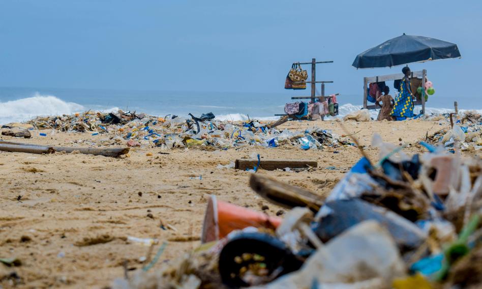 Wprowadzili opłaty za plastikowe torby. Ich liczba na plażach spadła o 80 proc.
