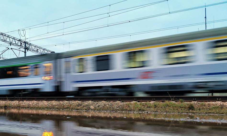 Będzie więcej płatnych dróg? Tak rząd chce zwiększyć atrakcyjność transportu kolejowego