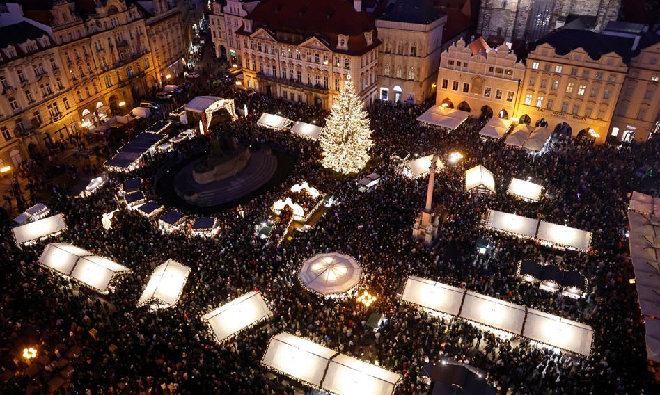 Policja musiała ograniczyć dostęp tłumów na jarmark świąteczny w Pradze