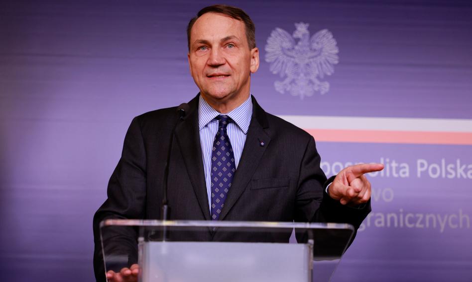 Sikorski: Paszport dyplomatyczny "męczennika od defraudacji" w depozycie MSZ
