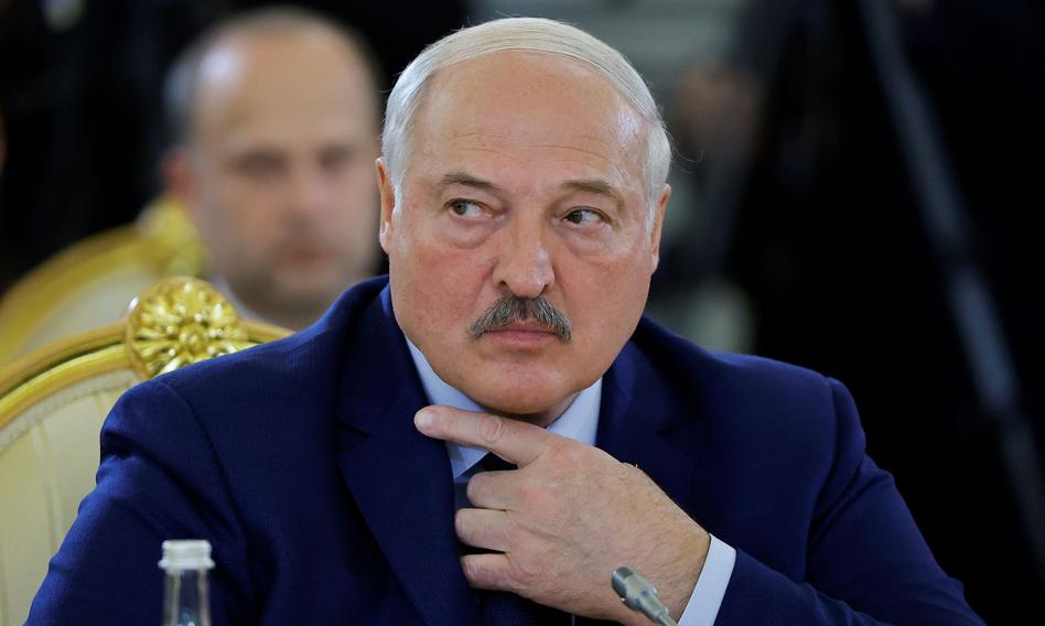 Kara za symbol wolności. Białoruś pozywa seniorkę za noszenie historycznej flagi