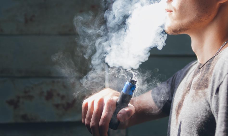 Singapur zaostrza kary za palenie e-papierosów. Obejmą także w turystów