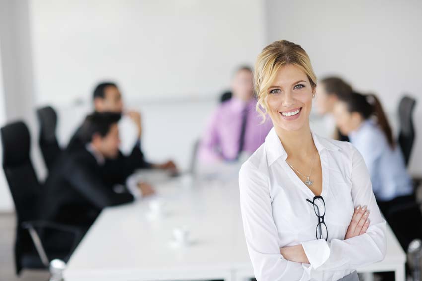 Co powinna mieć przy sobie hostessa podczas eventu? Kompletny poradnik