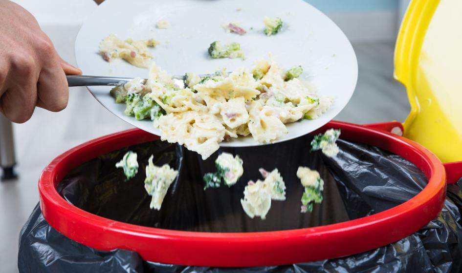 61 ton jedzenia ląduje w koszu. Szokujący bilans polskich świąt