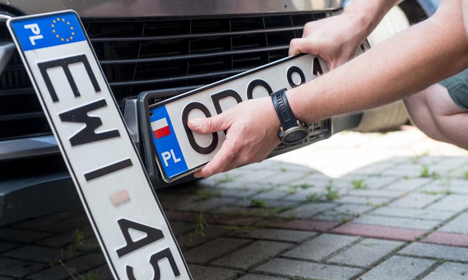 Będzie łatwiej zarejestrować samochód. Przepisy upraszczające z podpisem prezydenta