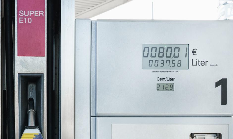 Niemcy uwalniają rezerwy ropy. Ratują się przed E10 powyżej 2 euro