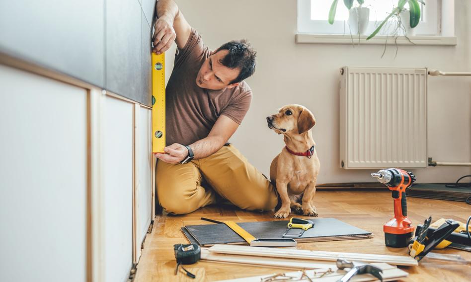 Polak na drabinie, ale z kalkulatorem. 40 proc. z nas planuje remont do 10 tys. zł