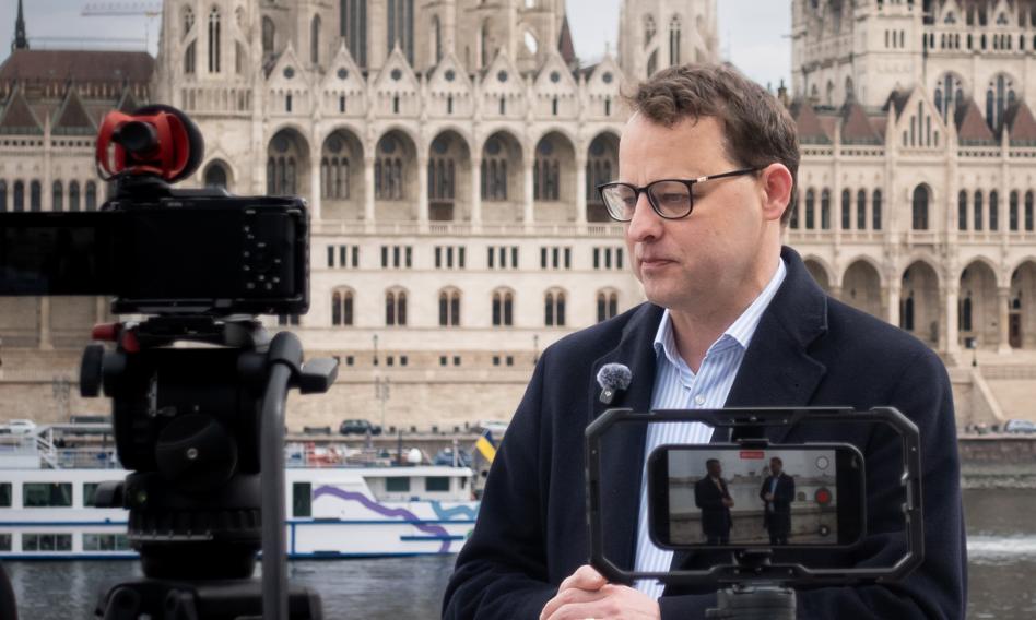 Pracuje czy nie pracuje? Węgierska zagadka posła Marcina Romanowskiego